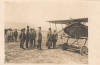 General Liman von Sanders Pascha besichtigt das Kampfflugzeug von Hauptmann Buddecke. Buddecke ist rechts mit dem Tropenhelm zu sehen.