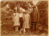 Schutzmann Josef Treu mit Familie im Garten